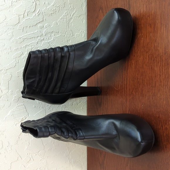 Me Too Lloyd Black Leather Platform Slouch Heeled Booties Size 9.5 - Picture 1 of 11